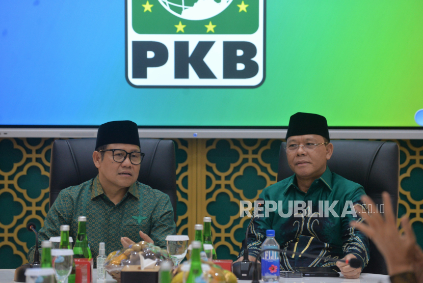 Ketua Umum PKB Muhaimin Iskandar bersama Plt Ketum PPP Muhamad Mardiono dan jajaran petinggi kedua partai saat melakukan pertemuan di Kantor DPP PKB, Jakarta Pusat, Senin (29/4/2024). 