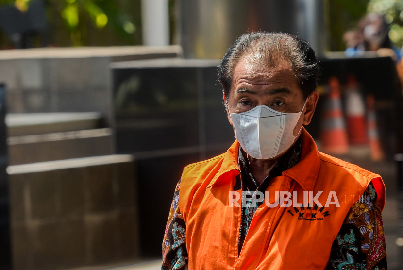 Tersangka Bupati Banjarnegara nonaktif Budhi Sarwano berjalan memasuki Gedung Merah Putih  KPK untuk menjalani pemeriksaan di Jakarta, Jumat (24/9).