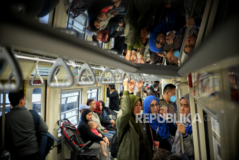 Warga menaiki moda transportasi Light Rail Transit (LRT) Jakarta Bogor Depok Bekasi (Jabodebek), Selasa (29/8/2023) sore. Presiden RI Joko Widodo telah meresmikan LRT Jabodebek di Stasiun Cawang pada Senin (28/8) kemarin, LRT ini menghubungkan wilayah Cibubur hingga Bekasi ke Jakarta Pusat yang terdiri dari 18 stasiun. Tarif LRT Jabodebek diberlakukan promo berupa diskon sebesar 78% yang diwujudkan dalam tarif flat sebesar Rp 5.000 untuk seluruh lintas pelayanan, sejak diresmikan sampai dengan akhir bulan September 2023.