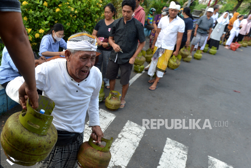 Warga antre untuk membeli gas elpiji 3 kg saat pelaksanaan operasi pasar di kawasan Legian, Badung, Bali, Kamis (27/7/2023).