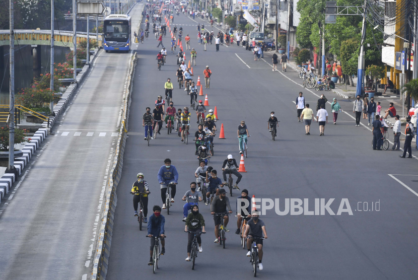 Warga berolahraga saat Hari Bebas Kendaraan Bermotor (HBKB) atau Car Free Day (CFD) di Jalan Gajah Mada, Jakarta.