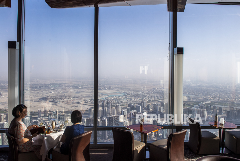  Dunia Arab Bahas Pariwisata Inklusi untuk Kenyamanan Penyandang Disabilitas. Foto:  Pengunjung melihat suasana Kota Dubai dari gedung Burj Khalifa, Dubai, Uni Emirat Arab, Senin (14/3/2022). Gedung pencakar langit setinggi 828 meter dengan kaca dan baja berkilau tersebut menjadi salah satu tujuan wisata di Dubai, Uni Emirates Arab. 