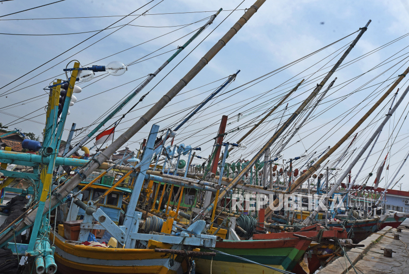 Ratusan perahu nelayan tertahan di Pelabuhan Perikanan Nusantara Karangantu, Serang, Banten, Ahad (21/6).  ilustrasi