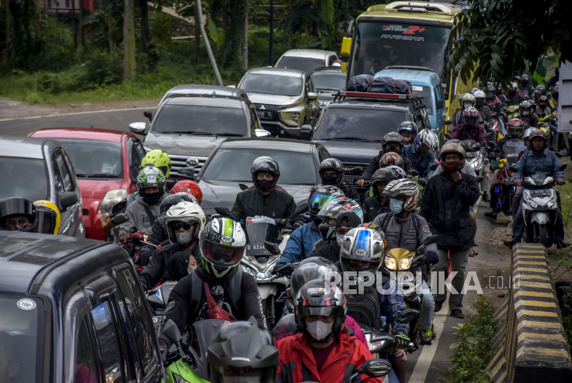 Sejumlah kendaraan melintasi ruas Jalan Nasional III, Nagreg, Kabupaten Bandung, Jumat (29/4/2022). Pada H-3 Lebaran 2022 Jalur Selatan Jawa Barat mulai dipadati pemudik yang akan menuju ke Tasikmalaya, Ciamis hingga Jawa Tengah. Sementara itu, puncak arus mudik diperkirakan akan terjadi pada 29 April hingga 30 April. Foto: Republika/Abdan Syakura