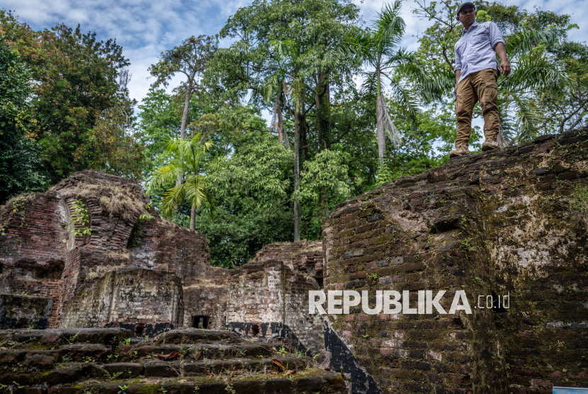 Wisatawan mengamati dinding bangunan peninggalan belanda saat berwisata di Benteng Martello, Pulau Bidadari, Kepulauan Seribu, Jakarta, Kamis (21/8/2025). Benteng Martello tersebut merupakan situs sejarah peninggalan kolonial Belanda yang ada sejak 1805 yang berfungsi sebagai benteng pertahanan dan pengawasan kawasan Teluk Jakarta kala itu serta kini menjadi destinasi wisata sejarah unggulan Jakarta. 