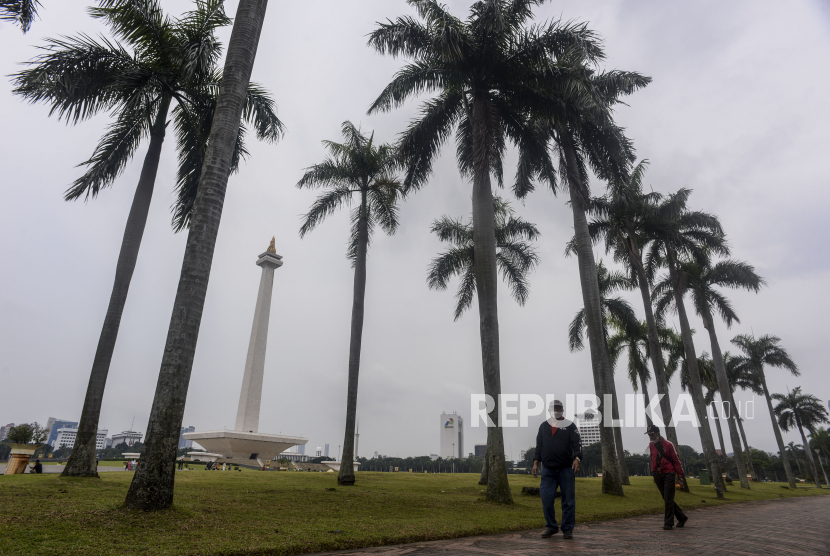 Sejumlah wisatawan saat mengunjungi kawasan Monumen Nasional (Monas), Jakarta. Status Jakarta sebagai ibu kota disebut telah habis sejak 15 Februari 2024.
