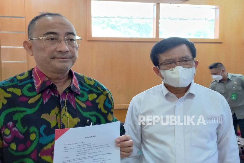 Kuasa hukum Hakim Agung Sudrajad Dimyati Firman Wijaya memberikan keterangan kepada wartawan usai sidang perdana di Pengadilan Negeri Bandung, Jalan LLRE Martadinata, Rabu (15/2/2023). 