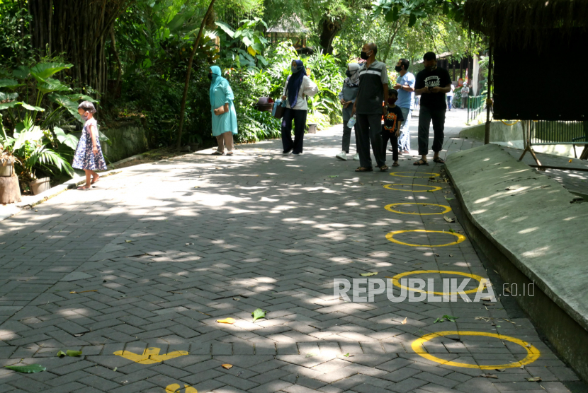 Pengunjung berjalan-jalan di jalur pedestrian Gembiraloka Zoo, Yogyakarta. ilustrasi