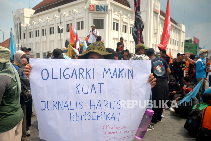 Orasi peserta Pawai Budaya Kelas Pekerja untuk memperingati Hari Buruh di Titik Nol Yogyakarta, Senin (1/4/2023).  