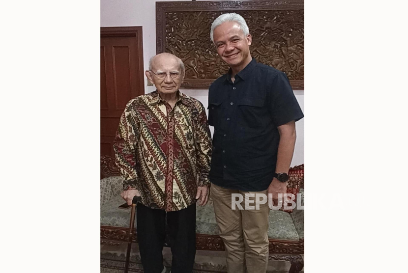 Calon presiden (capres) nomor urut 3, Ganjar Pranowo menemui mantan Menteri Lingkungan Hidup dan Kehutanan (LHK) Prof Emil Salim di kediamannya, Jakarta, Sabtu (27/1/2024). 