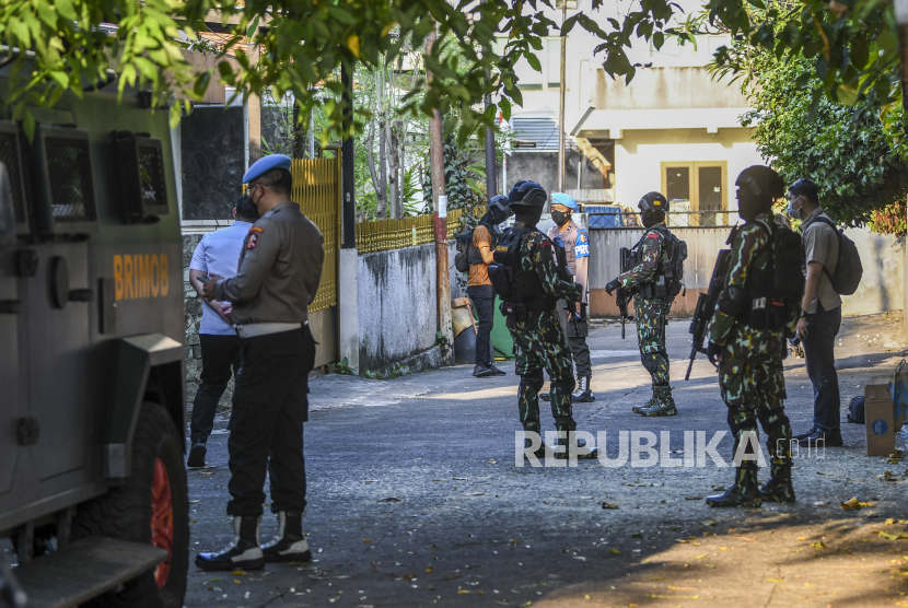 Petugas kepolisian mengamankan rumah pribadi Irjen Pol Ferdy Sambo yang ditempati oleh ajudan dan sopirnya di Kompleks Polri Duren Tiga, Jalan Duren Tiga Utara II, Jakarta, Selasa (9/8/2022).  ?