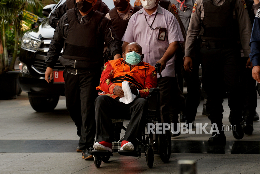 Tersangka Gubernur Papua nonaktif Lukas Enembe mengenakan rompi tahanan tiba di Gedung Merah Putih KPK, Jakarta Selatan, Kamis (12/1/2023). 