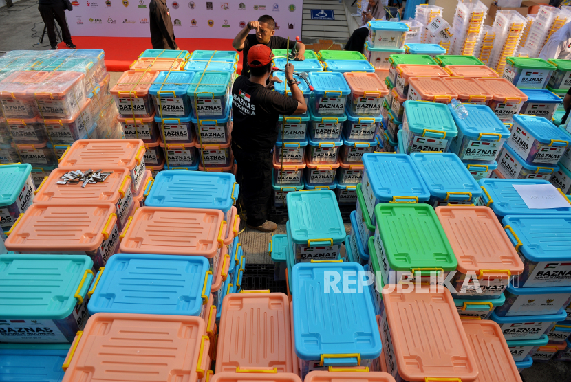 Officers pack logistics for Palestinian humanitarian aid at Baznas Headquarters, Jakarta, Thursday (2/11/2023).