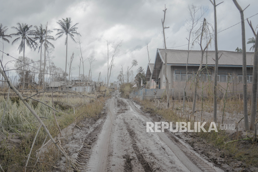 Suasana Dusun Curah Kobokan tertimbun material longsor awan panas setelah erupsi Gunung Semeru di Desa Supitarang, Kabupaten Lumajang, Jawa Timur, Senin (6/12). Akibat erupsi Gunung Semeru pada Sabtu (4/12) menyebabkan sebanyak 5.205 warga terdampak, 27 orang hilang, dan 15 orang meninggal dunia. Republika/Thoudy Badai