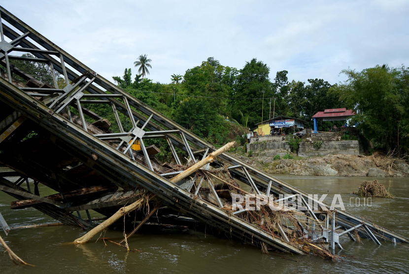 Dua Jembatan Utama Bone Bolango Rusak Akibat Banjir. Kondisi jembatan Molintogupo yang ambruk diterjang banjir bandang di Alale, Kabupaten Bone Bolango, Gorontalo, Ahad (14/6/2020). Jembatan penghubung Kecamatan Suwawa Selatan dan Suwawa Tengah sepanjang 125 meter tersebut merupakan akses transportasi utama 60 ribu warga di daerah itu
