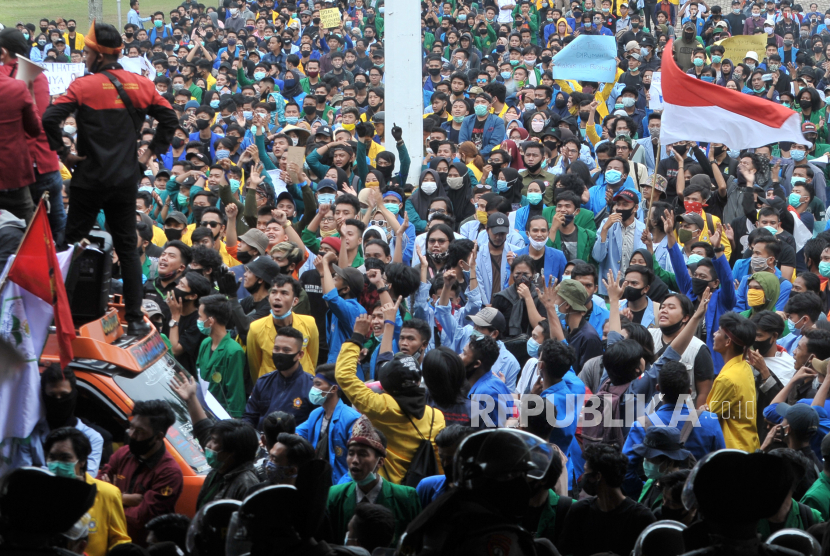 Mahasiswa berunjuk rasa di halaman Kantor DPRD Sumatera Selatan di Palembang, Sumsel, Kamis (8/10/2020). Aksi yang diikuti ribuan mahasiswa dari berbagai kampus dan perwakilan buruh ini menuntut dibatalkannya UU Cipta Kerja (Omnibus Law) yang dianggap tidak berpihak pada pekerja dan hanya menguntungkan pengusaha.