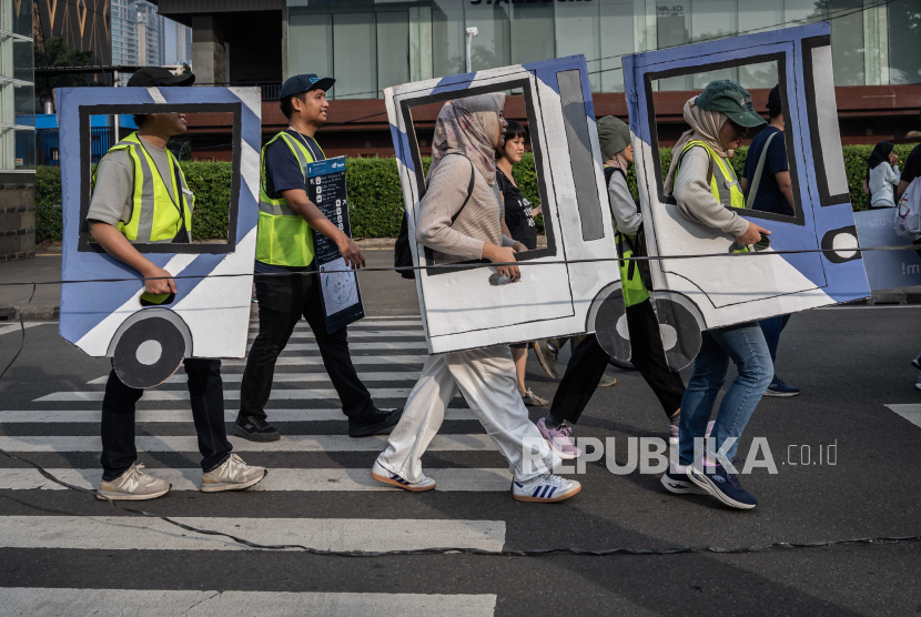 Sejumlah aktivis dan mahasiswa menggelar kampanye Indonesia bebas emisi saat hari bebas kendaran atau Car Free Day (CFD) di Jakarta, Ahad (2/6/2024). 