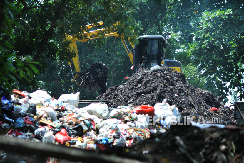 Alat berat membereskan tumpukan sampah organik di kawasan Taman Tegallega, Kota Bandung, Kamis (31/8/2023). Salah satu sudut kawasan Taman Tegallega, saat ini dijadikan tempat penimbunan dan pengolahan sampah organik. Kebijakan tersebut dilakukan Pemkot Bandung sebagai salah satu upaya mengatasi darurat sampah di Kota Bandung yang dipicu oleh peristiwa kebakaran di Tempat Pembuangan Akhir (TPA) Sarimukti, Kecamatan Cipatat, Kabupaten Bandung Barat.