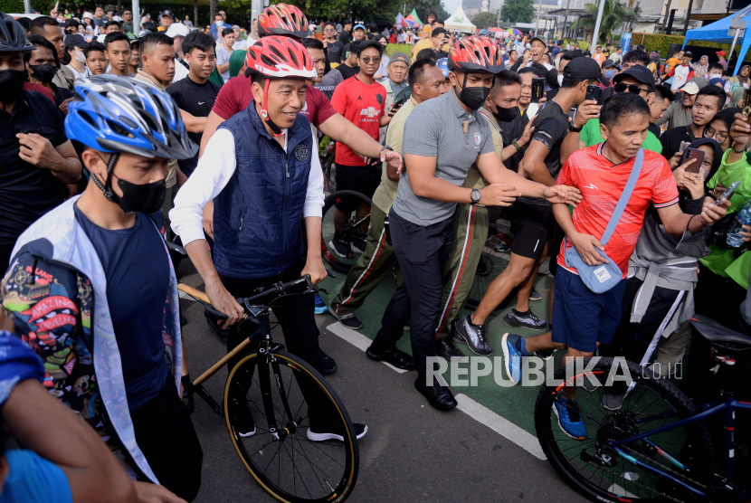Presiden Joko Widodo menyapa warga saat Car Free Day (CFD) di kawasan Bundaran HI, Jakarta, usai membuka acara Kick Off Keketuaan ASEAN Indonesia 2023 yang digelar di Bundaran Hotel Indonesia, Ahad (29/1/2023).