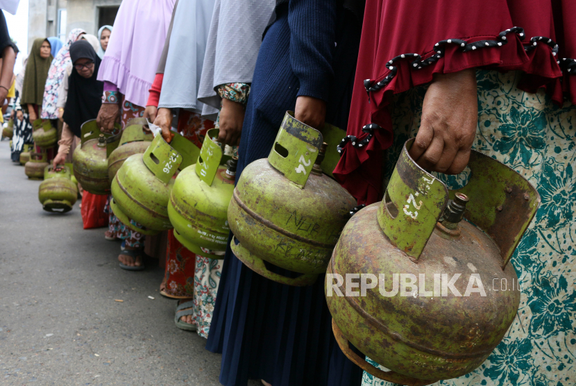 Warga membeli gas elpiji tiga kilogram bersubsidi saat operasi pasar di Pasar Induk Lambaro, Kabupaten Aceh Besar, Aceh, Selasa (2/5/2023). Pemerintah melalui Kementerian Energi dan Sumber Daya Mineral (ESDM) bakal membatasi pembelian gas elpiji tiga kilogram khusus untuk keluarga miskin.