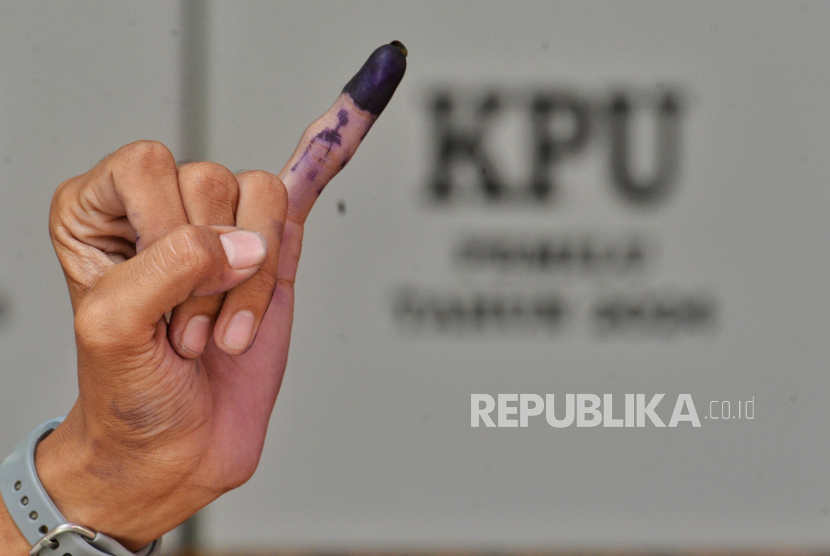 Warga menggunakan hak pilihnya di Tempat Pemungutan Suara (TPS) 01 Larangan Utara, Kota Tangerang, Ahad (18/2/2024). KPU Kota Tangerang hentikan rekapitulasi hasil Pemilu 2024 tunggu perbaikan Sirekap