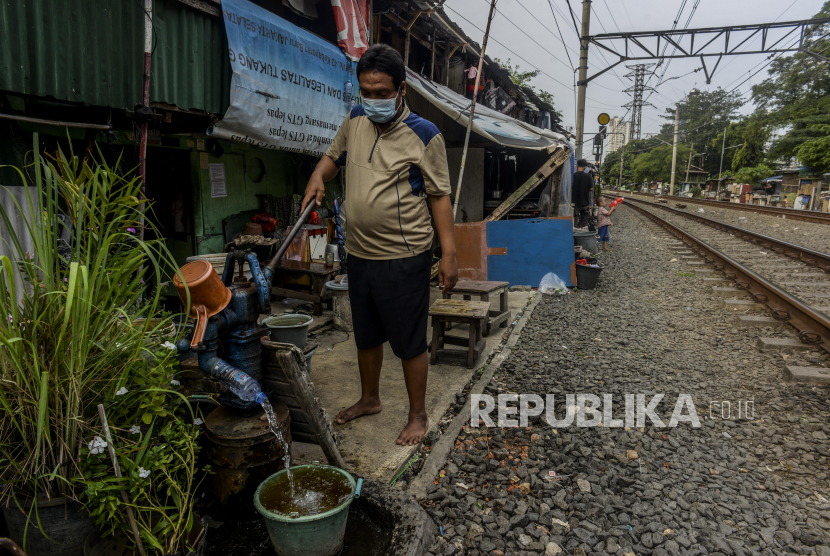 Warga memompa air tanah di kawasan Petamburan, Jakarta, Rabu (6/10). 