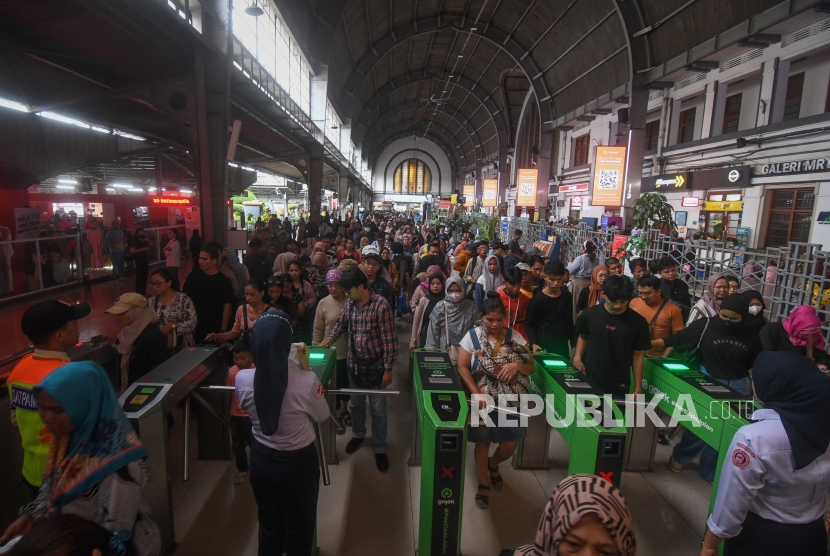 Penumpang kereta rel listrik (KRL) Commuterline Jabodetabek mengantre untuk keluar dari Stasiun Jakarta Kota di Jakarta, Jumat (12/4/2024). Berdasarkan data yang dirilis PT Kereta Commuter Indonesia (KCI) pada Kamis (11/4/2024) pukul 15.00 WIB, jumlah penumpang KRL Commuterline Jabodetabek pada hari kedua Lebaran 2024 mencapai 339.022 orang atau naik 32 persen dibandingkan periode jam yang sama pada hari pertama Lebaran yang mencapai 250.599 orang. 