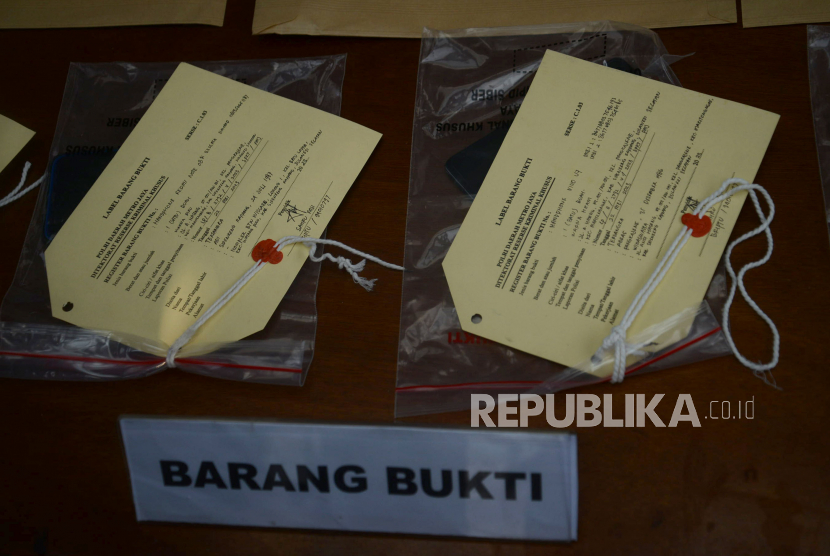 Sejumlah barang bukti ditunjukan saat rilis kasus penipuan penjualan tiket konser coldplay di di Polda Metro Jaya, Jakarta, Senin (5/6/2023).