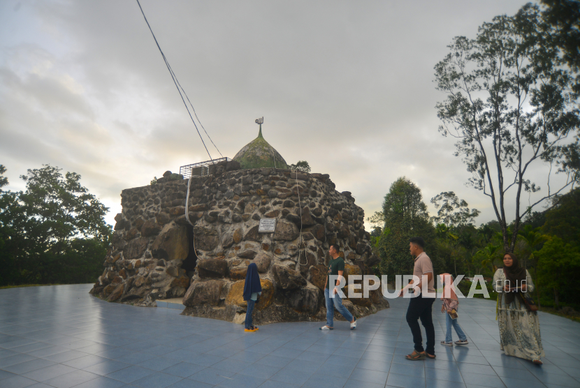 Sejumlah warga berkunjung ke Mushola Jabal Rahmah atau Surau Batu di areal perkebunan Fakultas Pertanian, Universitas Andalas, Padang, Sumatera Barat, Sabtu (16/4/2022). Surau Batu merupakan surau unik yang terbuat dari tumpukan batu besar menyerupai gua di Timur Tengah yang dibangun oleh sejumlah staf dan dosen Fakultas Pertanian di kampus itu.