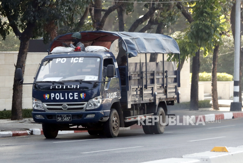 Patroli kendaraan polisi di jalan di Yangon, Myanmar, 01 Februari 2022. Kelompok anti-kudeta menyerukan kepada masyarakat untuk berpartisipasi dalam Mogok Senyap untuk memprotes kudeta militer, dengan tinggal di rumah dan menutup bisnis dari pukul 10 pagi hingga 4 sore pada 01 Februari 2022.