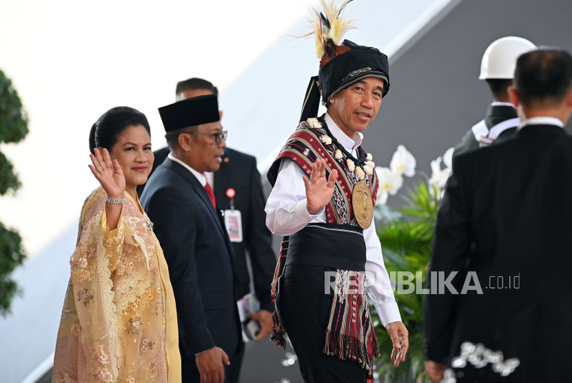 Presiden Joko Widodo (kanan) mengenakan baju adat dari Tanimbar, Maluku  didampingi Ibu Iriana Joko Widodo melambaikan tangan saat tiba di lokasi Sidang Tahunan MPR dan Sidang Bersama DPR - DPD Tahun 2023 di Gedung Nusantara, Kompleks Parlemen, Senayan, Jakarta, Rabu (16/8/2023). 