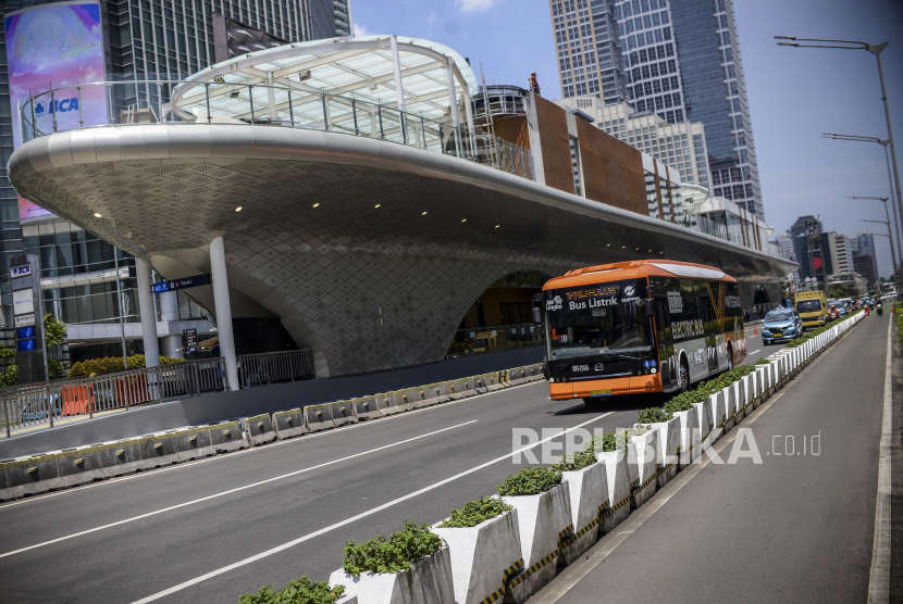 Bus Transjakarta melintas di dekat proyek revitalisasi Halte Tosari di Jalan Jenderal Sudirman, Jakarta, Selasa (29/11/2022). Proyek revitalisasi Halte Tosari yang terdiri dari dua lantai dan berbentuk menyerupai kapal pesiar tersebut kini sudah memasuki tahap akhir yang ditargetkan selesai pada akhir tahun 2022.  