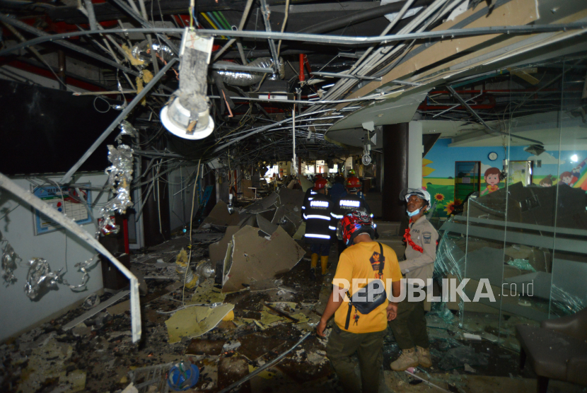 Tim SAR gabungan menyusuri lantai I yang rusak akibat ledakan di Semen Padang Hospital (SPH) Padang, Sumatera Barat, Selasa (30/1/2024). Menurut kepolisian, dugaan sementara penyebab ledakan tersebut akibat sentral pendingin ruangan (AC) yang sedang diperbaiki meledak sehingga membuat plafon dan kaca gedung pecah dan 102 pasien dievakuasi serta dipindahkan ke rumah sakit terdekat. 