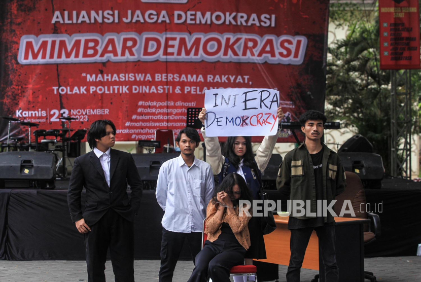 Mahasiswa dari Aliansi Jaga Demokrasi menggelar Mimbar Demokrasi di halaman Kampus Institut Senin Indonesia (ISI) Yogyakarta, Kamis (23/11/2023). 