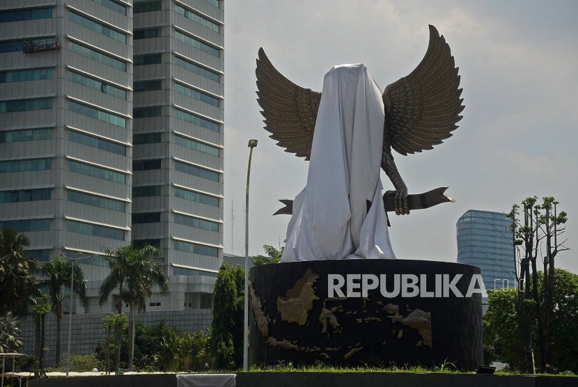 Sebuah patung Garuda yang masih tertutup kain yang ada di Kawasan taman belakang kompleks parlemen Senayan, Jakarta, Senin (14/3/2022). Pembangunan patung Garuda Pancasila di Kawasan Kompleks Parlemen tersebut merupakan sebagai bentuk dari simbol kebhinekaan bangsa.