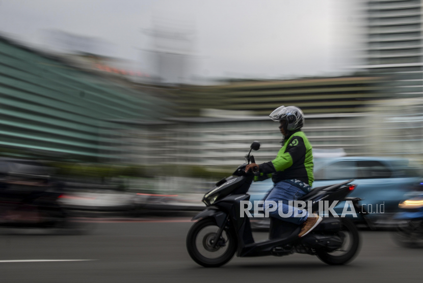 Ojek online melintas di kawasan Bundaran HI, Jakarta (ilustrasi)