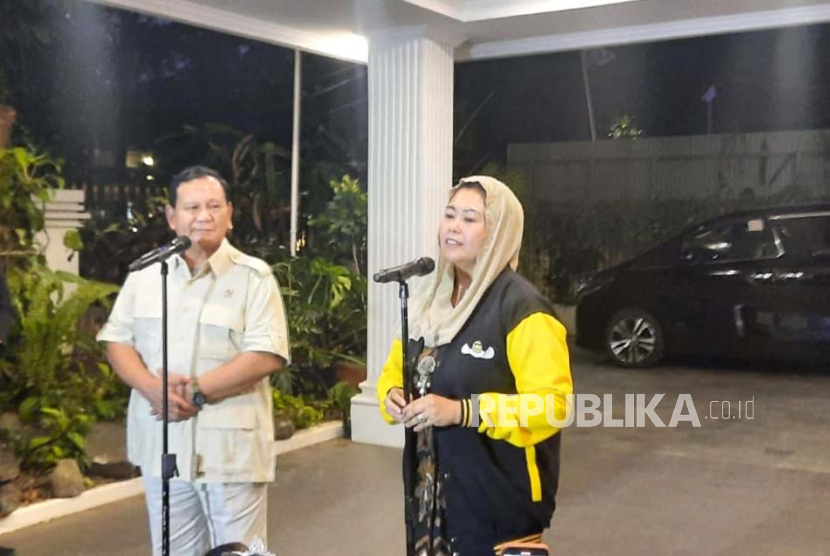 Prabowo Subianto bersama Yenny Wahid menyambut kedatangan istri Presiden Gus Dur, Sinta Nuriyah di kediaman pribadi Menteri Pertahanan RI itu di Jalan Kertanegara, Jakarta Selatan, Rabu (6/9/2023) malam. 