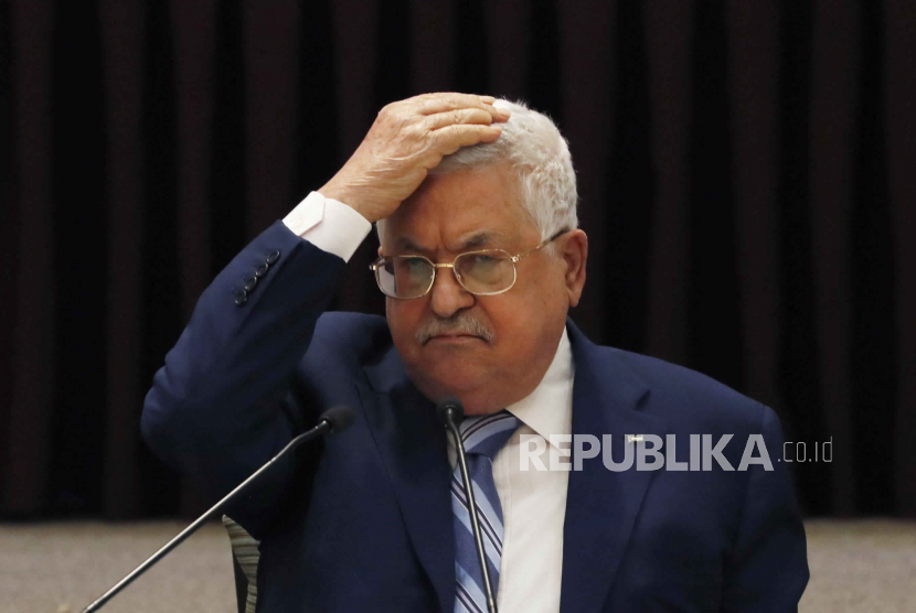  Dalam file foto Selasa 18 Agustus 2020 ini, Presiden Mahmoud Abbas memberi isyarat selama pertemuan dengan kepemimpinan Palestina untuk membahas kesepakatan Uni Emirat Arab dengan Israel untuk menormalisasi hubungan, di kota Ramallah, Tepi Barat. Dalam tiga dekade upaya perdamaian yang gagal, harapan Palestina untuk negara merdeka di wilayah yang direbut Israel dalam perang 1967 tidak pernah tampak begitu suram. Abbas tetap berkomitmen pada strategi yang sama yang telah dia lakukan selama beberapa dekade - mencari dukungan internasional untuk menekan Israel agar menyetujui sebuah negara Palestina di Tepi Barat, Gaza dan Yerusalem Timur.