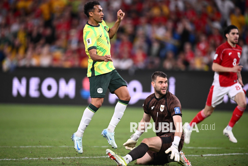 Penjaga gawang timnas Indonesia Marteen Paes berusaha menghalau tendangan pemain Australia pada pertandingan kualifikasi Piala Dunia di Stadion Sepak Bola Sydney, Australia, Kamis, (20/3/2025). Indonesia takluk dari The Socceroos dengan skor 1-5.