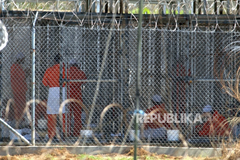  FILE - Dalam 2 Februari 2002 ini, foto tahanan dari Afghanistan duduk di sel mereka di Camp X-Ray di Pangkalan Angkatan Laut AS di Teluk Guantanamo, Kuba. Pada saat pengambilan gambar, ada 158 tawanan al-Qaida dan Taliban yang ditahan di kamp tersebut. Gedung Putih mengatakan akan menutup penjara di pangkalan AS di Kuba, yang dibuka pada Januari 2002 dan di mana sebagian besar dari 39 pria yang masih ditahan tidak pernah didakwa melakukan kejahatan.