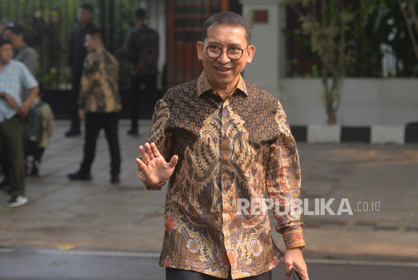 Politisi Partai Gerindra Fadli Zon tiba di kediaman Presiden Terpilih Prabowo Subianto, Kertanegara, Jakarta Selatan, Senin (14/10/2024). Presiden Terpilih Prabowo Subianto memanggil sejumlah tokoh yang diyakini bakal menjadi calon menteri/kepala lembaga negara untuk pemerintahan baru ke depan.