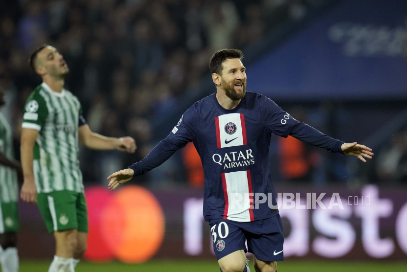Lionel Messi dari PSG merayakan setelah mencetak gol keempat timnya selama pertandingan sepak bola Grup H Liga Champions antara Paris Saint-Germain (PSG) dan Maccabi Haifa, di Stadion Parc des Princes, di Paris, Prancis, Selasa, 25 Oktober 2022.