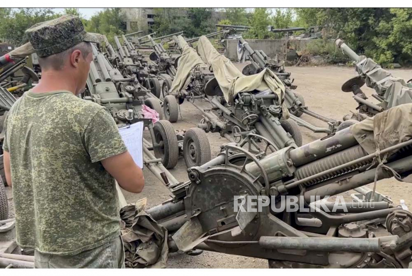 A handout photo made available by Russian Defence Ministry Press-Service shows Russian guns handed over by the 