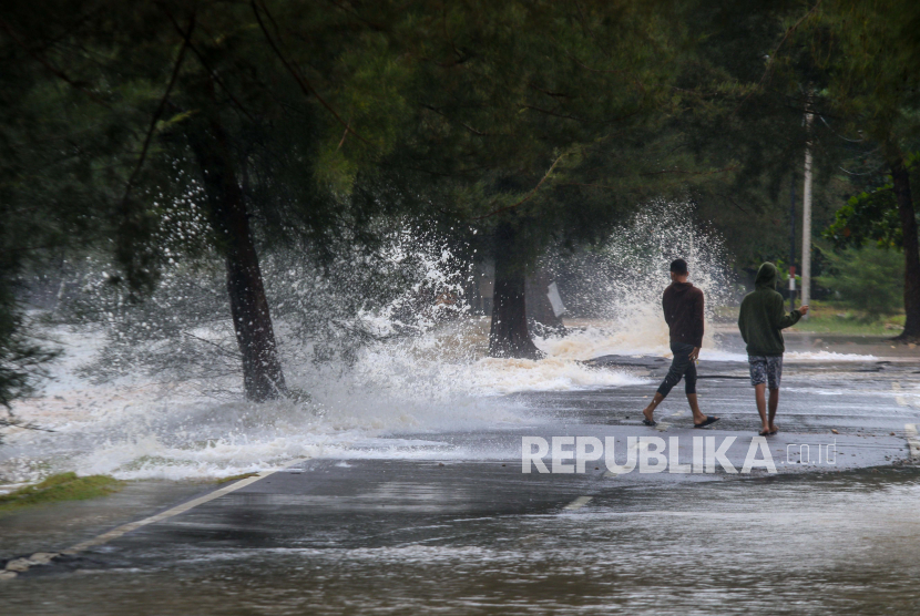 Sejumlah warga berada di sekitar pantai saat terjadi gelombang tinggi sepanjang pesisir pantai Pasir Padi, Kota Pangkalpinang, Kepulauan Bangka Belitung, Kamis (14/1/2021). 