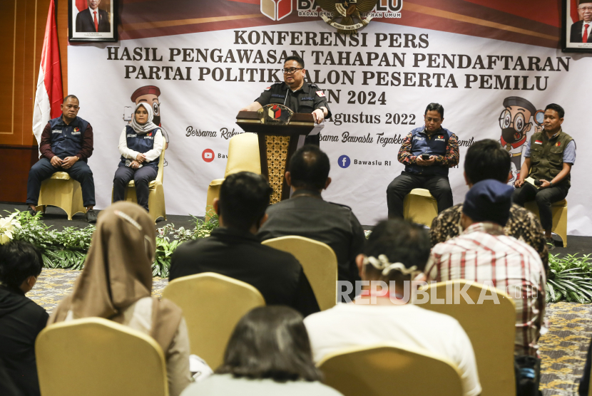 Ketua Bawaslu Rahmat Bagja (tengah) disaksikan oleh Anggota Bawaslu Totok Hariyono (kiri), Lolly Suhenti (kedua kiri) dan Puadi (kedua kanan) memberikan keterangan pers hasil pengawasan pendaftaran dan verifikasi administrasi partai politik calon peserta pemilu 2024 di Jakarta, Senin (15/8/2022). Bawaslu mendapati 275 nama penyelenggara pemilu yang masuk dalam keanggotaan dan kepengurusan partai politik. 