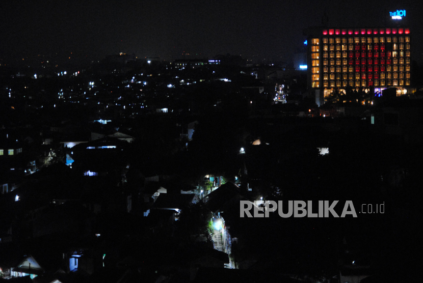 Lampu sebuah hotel menyala membentuk simbol hati di Kota Bogor, Jawa Barat, Selasa (10/8/2021) malam. Kongres ke-V JKPI dihelat di Kota Bogor.