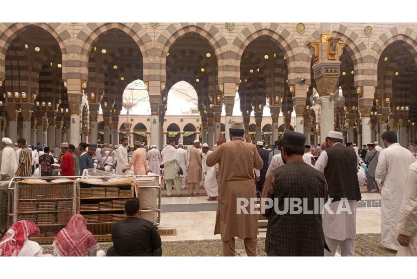 Suasana sholat Jumat di Masjid Nabawi, Madinah, Arab Saudi, Jumat (26/5/2023). Tampak calon jamaah haji Indonesia di antara jamaah negara lain. 