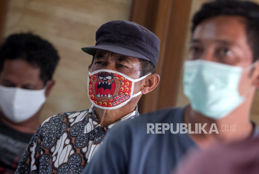 Warga mengantre untuk mendapatkan Bantuan Sosial Tunai (BST) saat penyaluran di Kantor Kelurahan Banyuanyar, Solo, Jawa Tengah, Jumat (15/5). (ilustrasi)