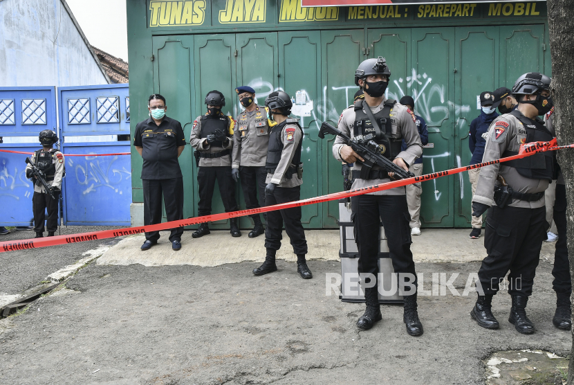Petugas kepolisian berjaga di depan rumah terduga teroris saat penggeledahan di Serang Baru, Kabupaten Bekasi, Jawa Barat, Senin (29/3/2021). 