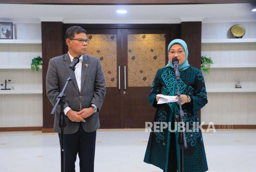 Menteri Ketenagakerjaan (Menaker) Ida Fauziyah menerima kunjungan Menteri Dalam Negeri Malaysia, Datuk Seri Saifuddin Nasution bin Ismail, di Kantor Kementerian Ketenagakerjaan (Kemenaker), Jakarta Selatan, Senin (29/1/2023)